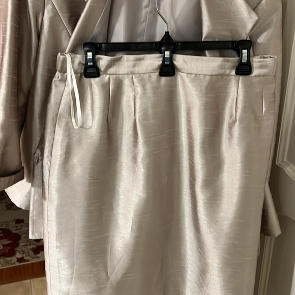 Mother of the Bride/Groom Suit - Picture 7 of 10